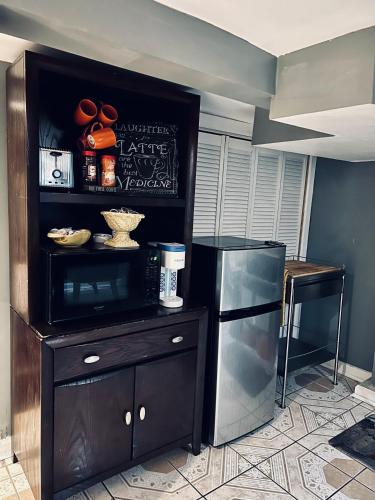 kuhinja, Chicago-Pilsen Boho apartment with Free parking - Unit C in Lower West Side