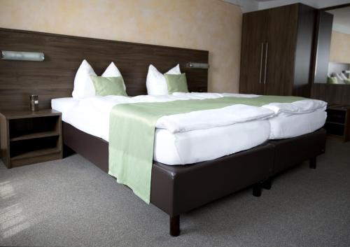 4 twin beds