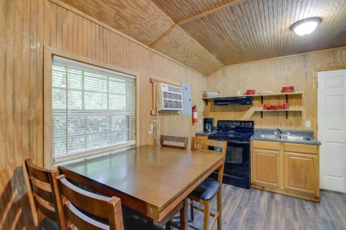 Briceville Cabin w/ River Access & Mountain Views! in Rocky Top (TN)