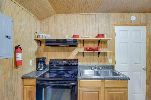 Briceville Cabin w/ River Access & Mountain Views! in Rocky Top (TN)