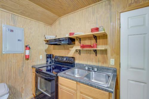 Briceville Cabin w/ River Access & Mountain Views! in Rocky Top (TN)