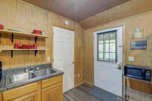 Briceville Cabin w/ River Access & Mountain Views! in Rocky Top (TN)