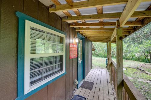 Briceville Cabin w/ River Access & Mountain Views! in Rocky Top (TN)