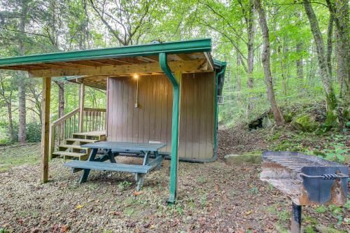 Briceville Cabin w/ River Access & Mountain Views! in Rocky Top (TN)