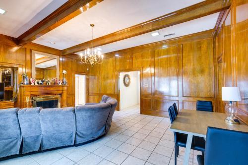 Charming Texas Escape, Near Cedar Hill State Park! in Данканвилл