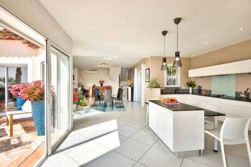 Kitchen, Luxury Villa in a Private Domain, Amazing View on Cannes Bay, Close to Beach, Free Tennis Court, Bow in Les Adrets-de-l'Esterel