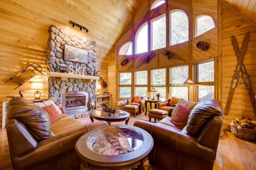 Spacious Packwood Cabin with Hot Tub - Near River