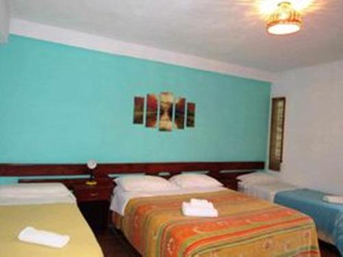 1 double bed, 2 twin beds