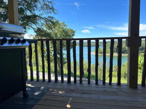 Camp Fisher Cottage in Cassville, USA