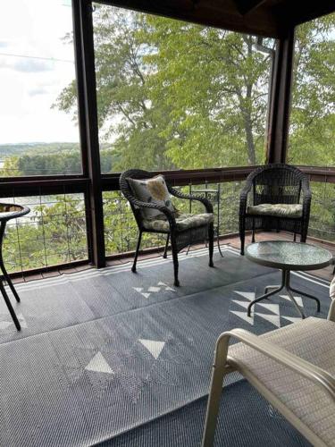 Camp Fisher Cottage in Cassville, USA
