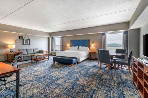Bangor Aviator Hotel, BW Premier Collection Room Type - King Suite with Sofa Bed