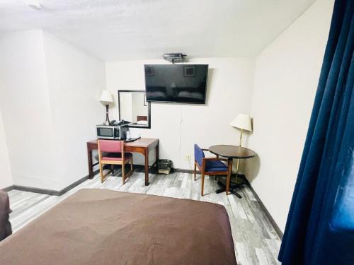 Azure Sky Motel - image 10