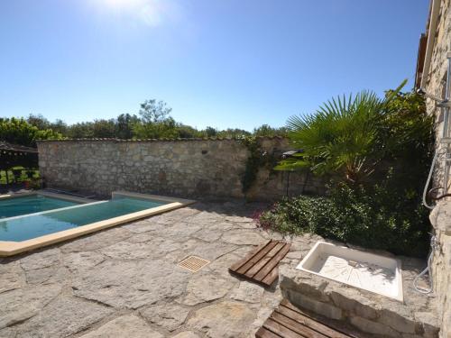 Vintage Holiday Home in Lanas with Swimming Pool