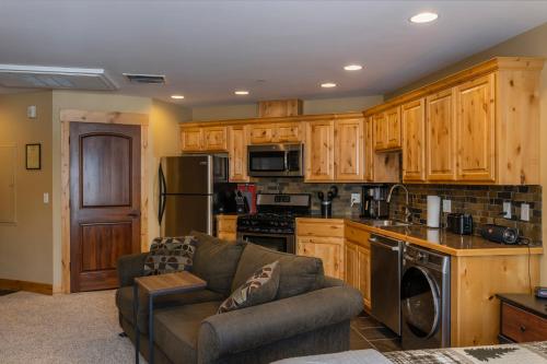 Penthouse Studio w Mtn Sunrise Views & Near Silver Mtn thumb 2