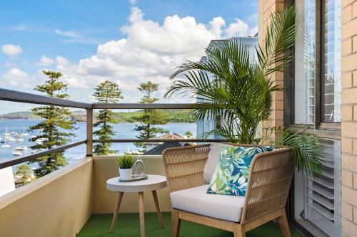 Fine Pine - Beachside Lifestyle with Two Balconies, Sydney