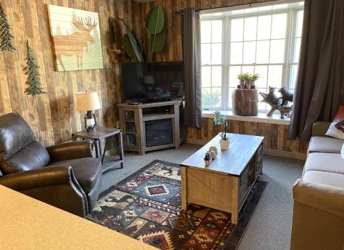 Gorgeous 1st FL Mtn View Jiminy Suite Sleeps 4 Ski On Off - Apartment - Hancock