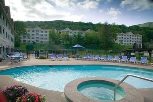 Gorgeous 1st FL Mtn View Jiminy Suite Sleeps 4 Ski On Off in Hancock (MA)