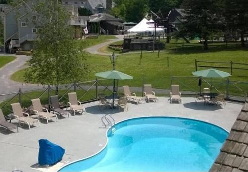 Gorgeous 1st FL Mtn View Jiminy Suite Sleeps 4 Ski On Off in Hancock (MA)
