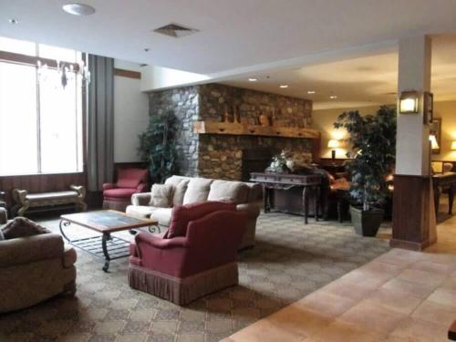 Gorgeous 1st FL Mtn View Jiminy Suite Sleeps 4 Ski On Off in Hancock (MA)