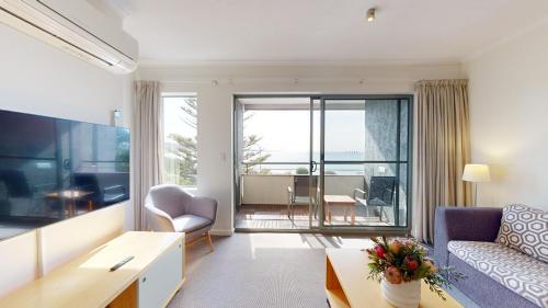 2 queen beds, 1 sofa bed