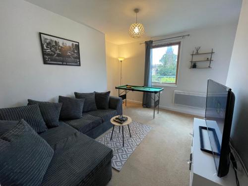 Coventry City Centre 2 Bed 2 Bath Apartment With FREE Secured Parking, Balcony, PS4 - Reverie Stays