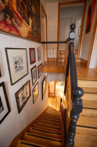 Assemblage Boutique Art B & B