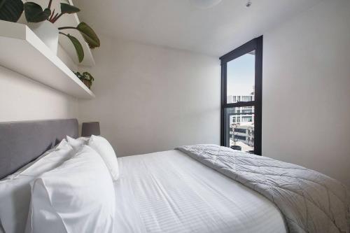 One-Bedroom Apartment image 4