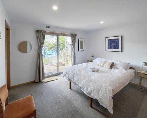 Modern Waterfront House at Susans Bay, Primrose in Primrose Sands