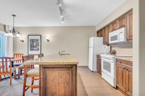 Cozy Getaway with Resort Perks in Oro-Medonte (ON)