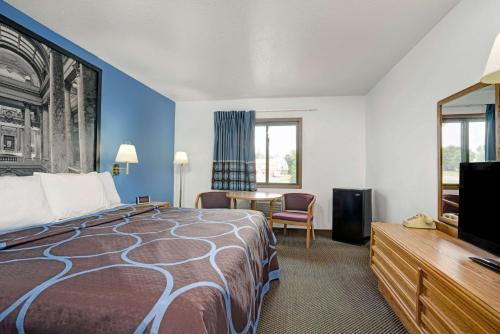 Budget Host Inn - image 2