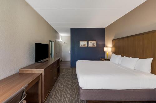 La Quinta Inn & Suites by Wyndham Dayton North - Tipp City - image 2