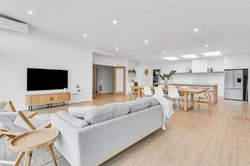 Shared lounge/TV area, The Family Beachside Escape by Ready Set Stay - HOUSE near McLarens Dam