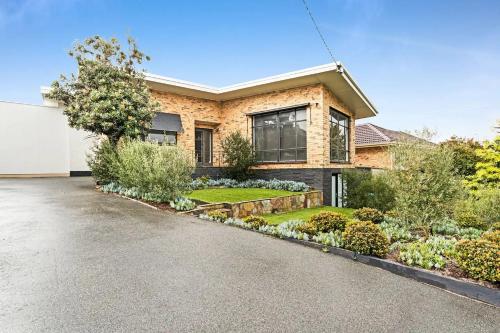 Exterior view, The Family Beachside Escape by Ready Set Stay - HOUSE near McLarens Dam