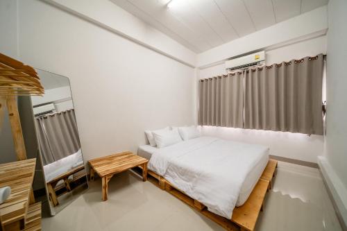 ห้องเตียงควีนไซส์พร้อมห้องน้ำที่ใช้ร่วมกัน (Queen Room with Shared Bathroom)