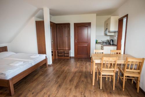 2 bedrooms, 4 beds