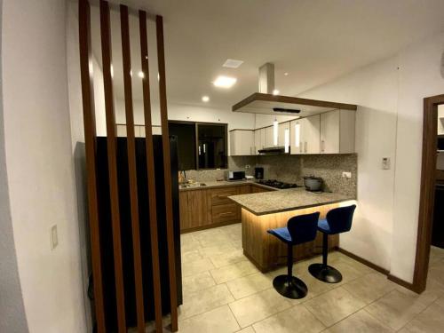 Hermoso departamento con piscina en la playa in Playas Villamil