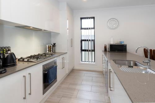 Cozy Getaway, King Bed with TV, NBN, Nespresso Coffee Machine in Christies Beach
