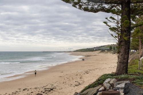 Cozy Getaway, King Bed with TV, NBN, Nespresso Coffee Machine in Christies Beach