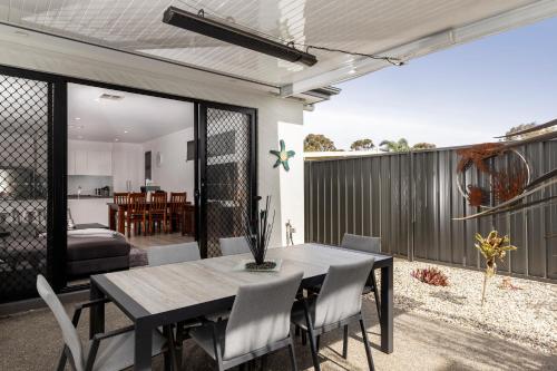 Cozy Getaway, King Bed with TV, NBN, Nespresso Coffee Machine in Christies Beach
