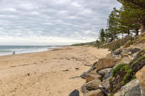 Cozy Getaway, King Bed with TV, NBN, Nespresso Coffee Machine in Christies Beach