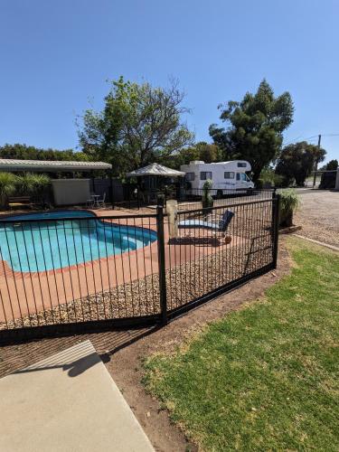 مسبح, كابوتار موتيل (Kaputar Motel) in نارابري