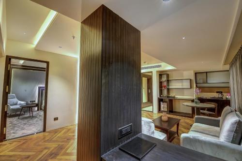 Suite, city view