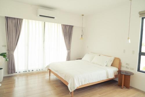 Deluxe Double Room with Balcony image 10