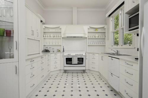 The Avenue Anahdale - Hidden 2.7 Acre Estate in town in Blayney