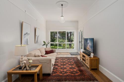 The Avenue Anahdale - Hidden 2.7 Acre Estate in town in Blayney