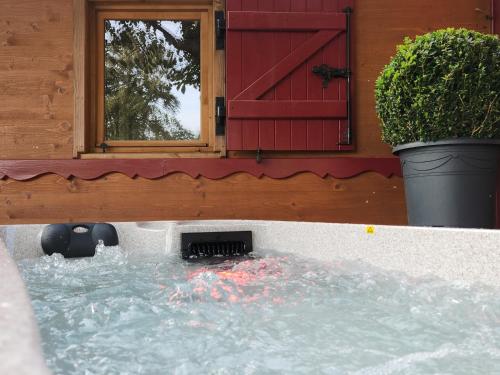 JOLIE ROULOTTE AVEC SON SPA