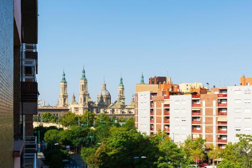 Junto al Puente de Piedra