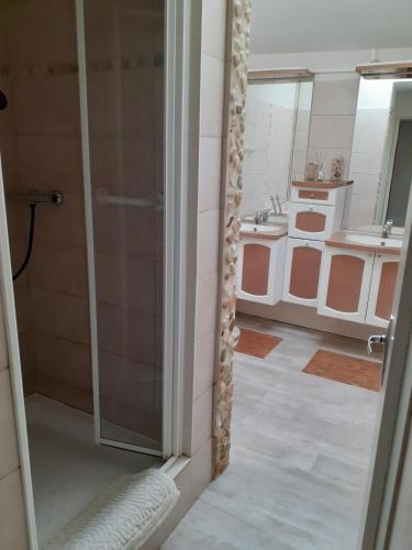 2 bedrooms, 4 beds