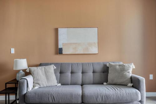 Fairfax 2br w courtyard roof deck nr bars LAX-1126 in Los Angeles, USA