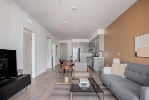 Fairfax 2br w courtyard roof deck nr bars LAX-1126 in Los Angeles, USA